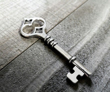 Load image into Gallery viewer, Bulk Skeleton Keys Silver Key Pendants Large Keys Silver Keys Wholesale Keys Skeleton Key Pendants Steampunk Keys 100 pieces