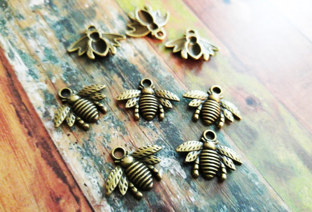Bee Charm Bronze Bee Charm Honey Bee Charms Bumble Bee Charm Queen Bee Charms Bumblebee Charm 10 pieces Antiqued Bronze