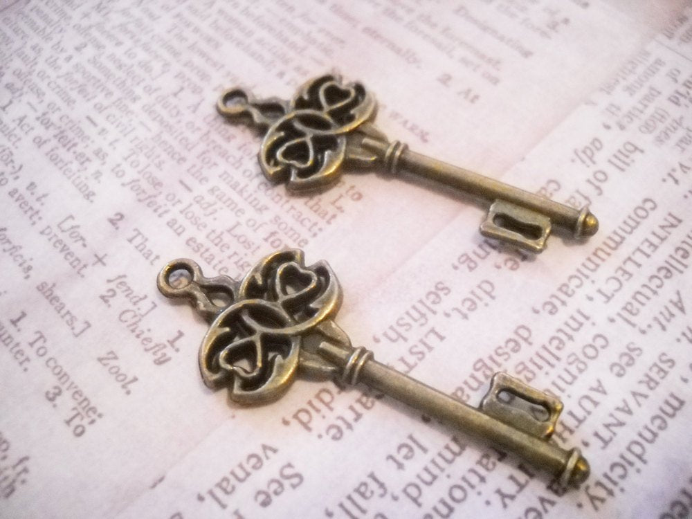 Bulk Skeleton Keys Key Pendants Antiqued Bronze Keys Bronze Charms Ornate Design 50 pieces 45mm Steampunk Key Escort Card Keys