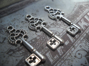 Wholesale Key Charms Pendants Bulk Skeleton Keys Steampunk Keys 28mm 100pcs Skeleton Key Charms Antiqued Silver