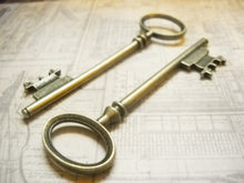 Load image into Gallery viewer, Bulk Skeleton Keys Wedding Keys Big Keys Large Keys Wholesale Key Key Pendants 80mm 3 Inch Keys Assorted Antique Silver Antique Bronze 50pcs