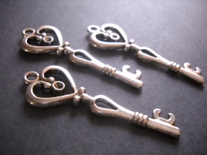 Heart Keys Wedding Keys Bulk Skeleton Keys Key Pendants Skeleton Key Charms Pendants Antiqued Silver 42mm 30pcs