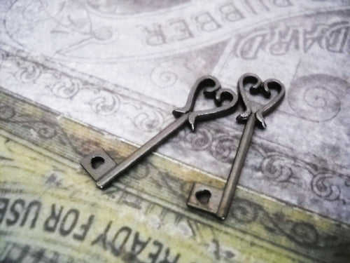 Bulk Skeleton Keys Black Heart Keys Gunmetal 200 pieces Wholesale 25mm Wholesale Keys Key Charms Valentines Charms Black Key Charms