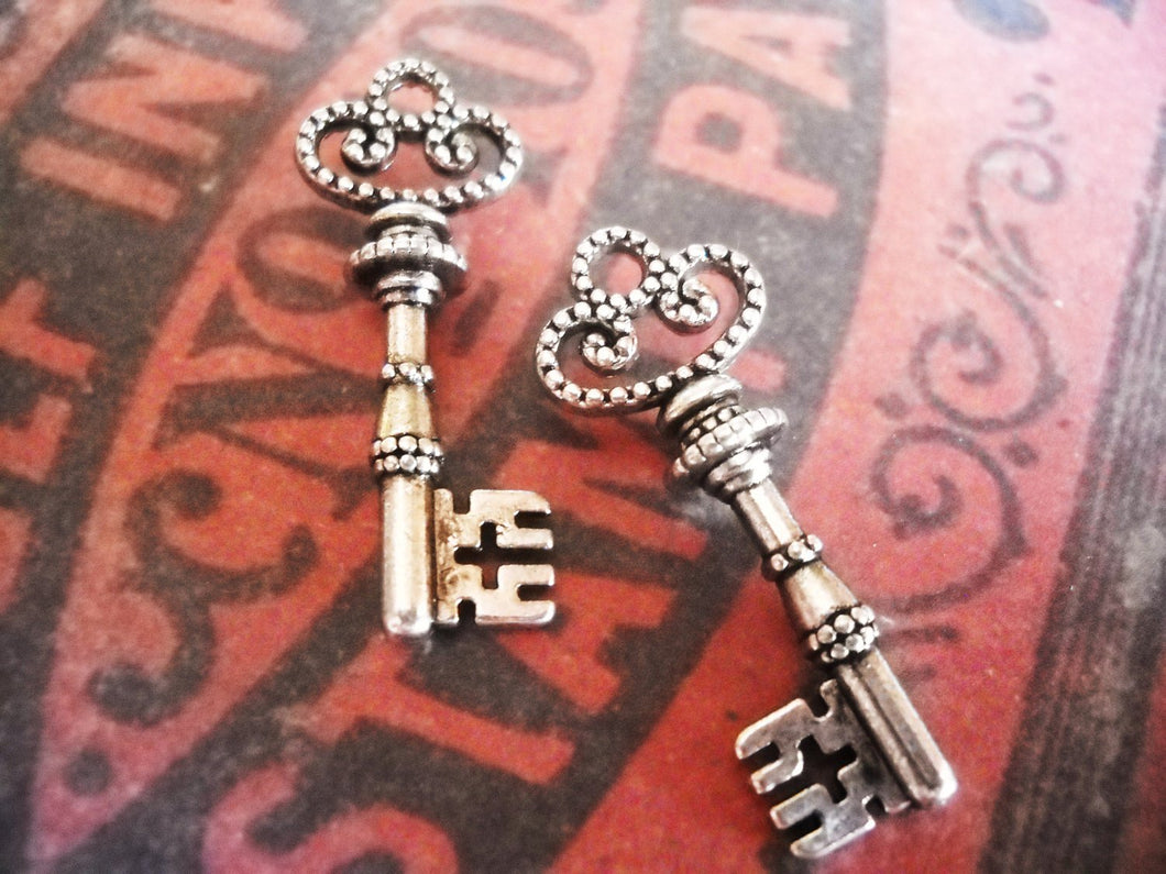Skeleton Key Pendants Antiqued Silver Keys Key Charms Trinity Keys Wedding Keys Steampunk Keys 32mm 2 pieces