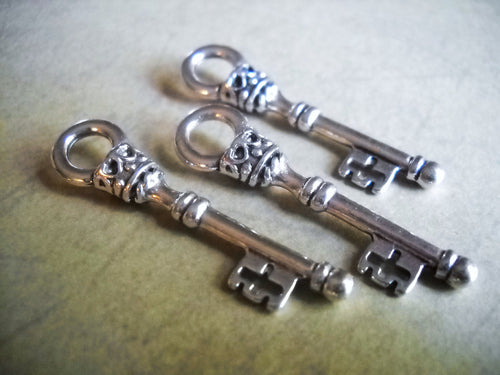 Silver Key Charms Key Pendants Skeleton Keys Steampunk Keys Steampunk Supplies Silver Key Pendants Antiqued Silver Charms 12pcs