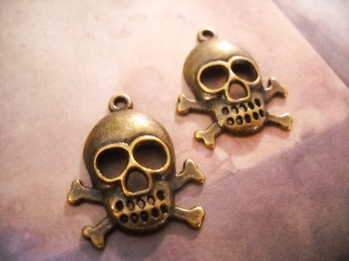 Skull Charms Skull and Crossbones Pendants Skull Pendants Antiqued Bronze Pirate Charms Halloween Charms 10 pieces