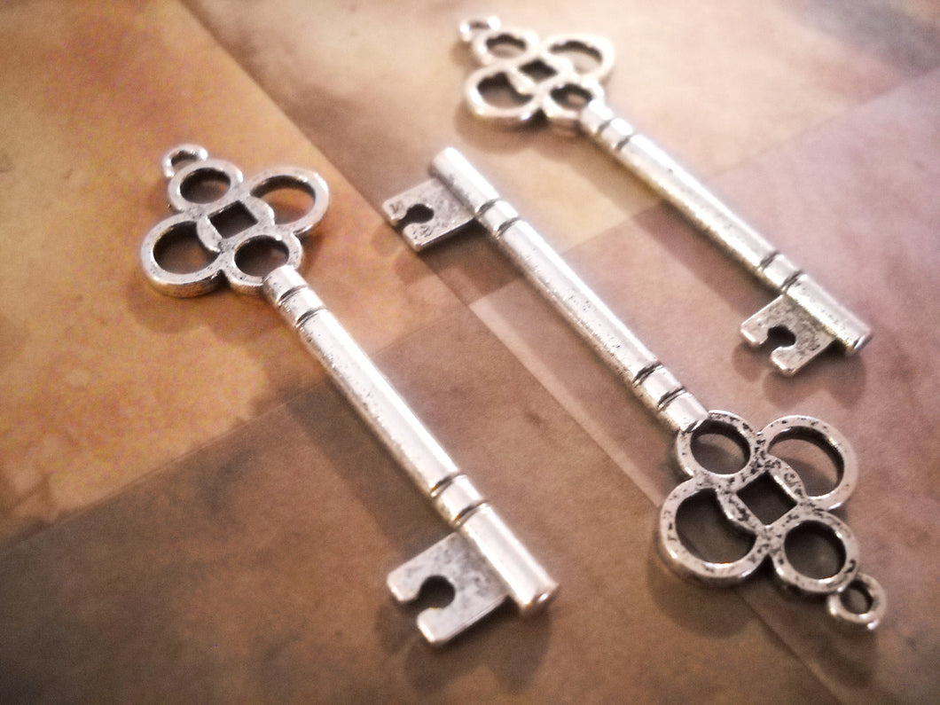Bulk Skeleton Keys Silver Key Pendants Steampunk Keys Old Fashioned Keys 47mm Wedding Keys 25pcs