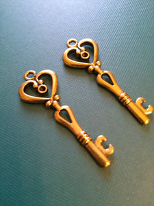 Gold Key Pendant Antiqued Gold Keys Key Charms Skeleton Key Skeleton Key Pendants Heart Keys Valentines Day Charms Gold Charms 10 pieces