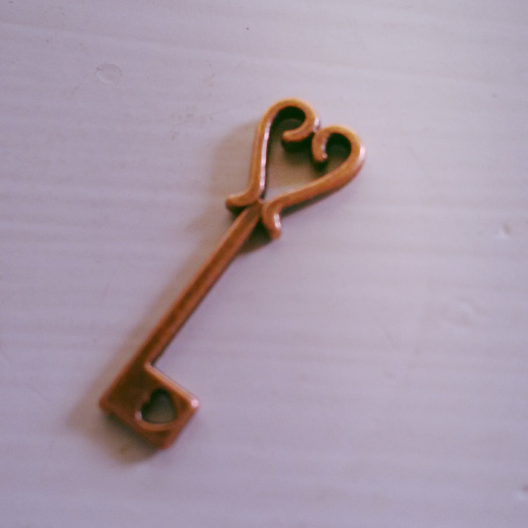 Bulk Skeleton Keys Heart Keys Antiqued Copper Keys Wholesale Keys Skeleton Key Pendants Wedding Keys 25mm-100 pieces