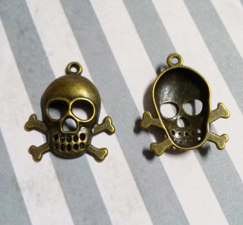 Skull and Crossbones Pendants Charms Halloween Charms Pirate Charms Pendants Gothic 50 pieces Wholesale Charms Antiqued Bronze