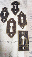 Load image into Gallery viewer, Keyholes Connectors Lock Pendants Bronze Keyholes Key Holes Skeleton Keyhole Steampunk Escutcheon Assorted Pendants Antiqued Bronze 5pcs PRE